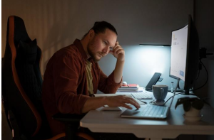 A screenshot of an editor with an open project represents the first contact with a real repository, a moment when many beginners realize the complexity of professional code.